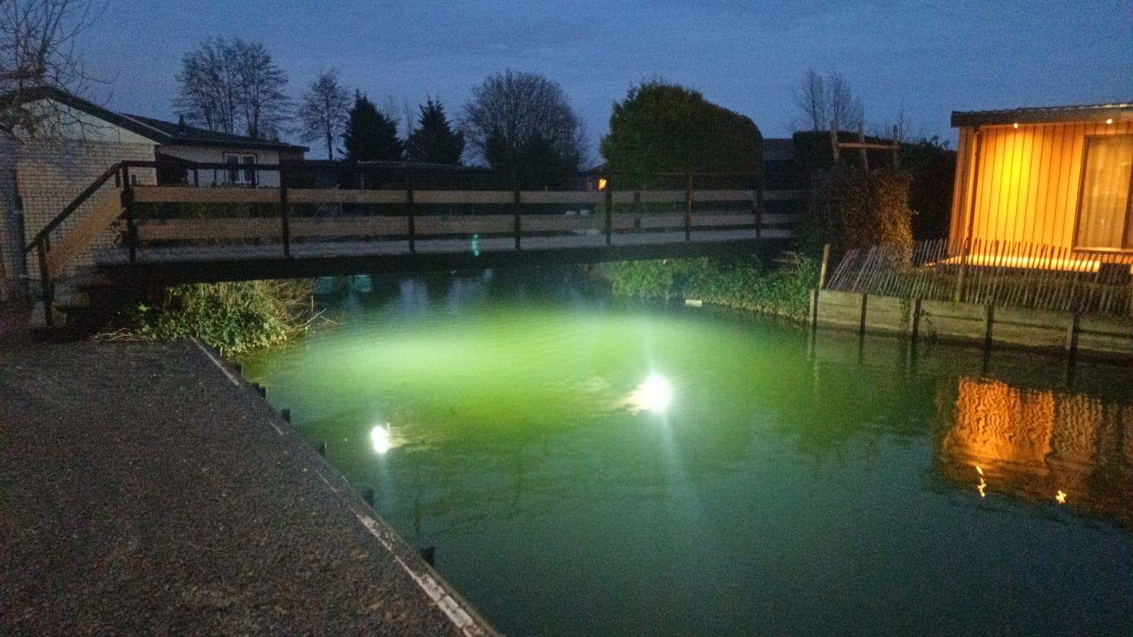 Verlichte vijver met terras